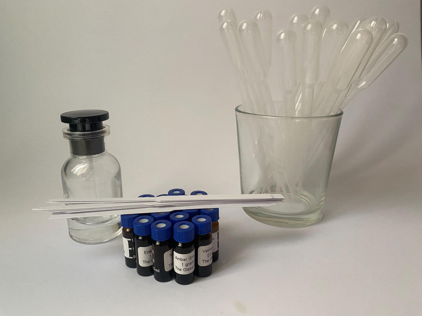 Kit para hacer un perfume tipo Agua de Colonia compuesto por 18 aceites esenciales, 18 pipetas, 20 tiras olfativas y formula