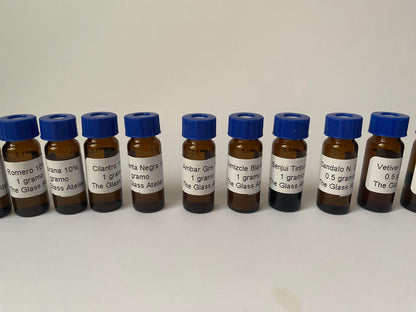 Kit para hacer un perfume tipo Agua de Colonia compuesto por 18 aceites esenciales, 18 pipetas, 20 tiras olfativas y formula